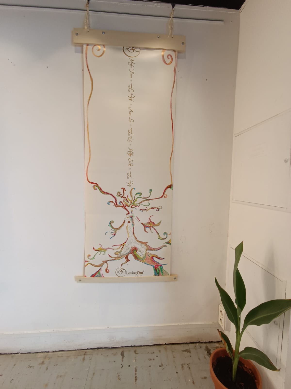 Esterilla yoga artística LovingOm Madre Tierra fondo blanco árbol vida tonos cálidos borde dorado"