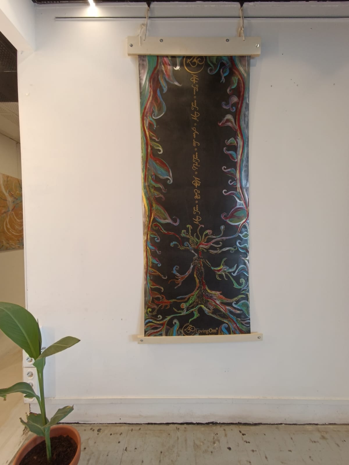 Esterilla yoga artística LovingOm Madre Tierra fondo negro serigrafía colores vibrantes símbolo Om dorado"