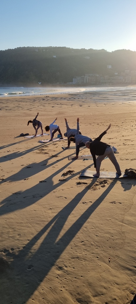 Sesión yoga en grupo en la playa